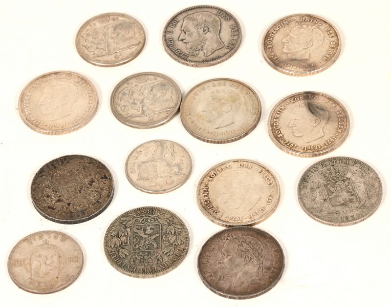 Een reeks van veertien verschillende zilveren munten, waaronder: 5 van 5 Fr, 1 van 50 Fr, 3 van 100 Fr, en 5 van 250 Fr. Van 1868 tot 1976.