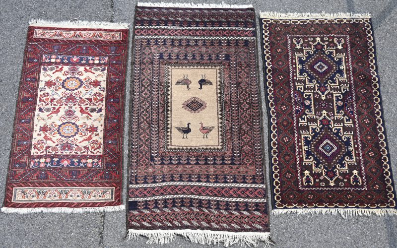 Drie handgeknoopte Perzische wollen karpetjes.