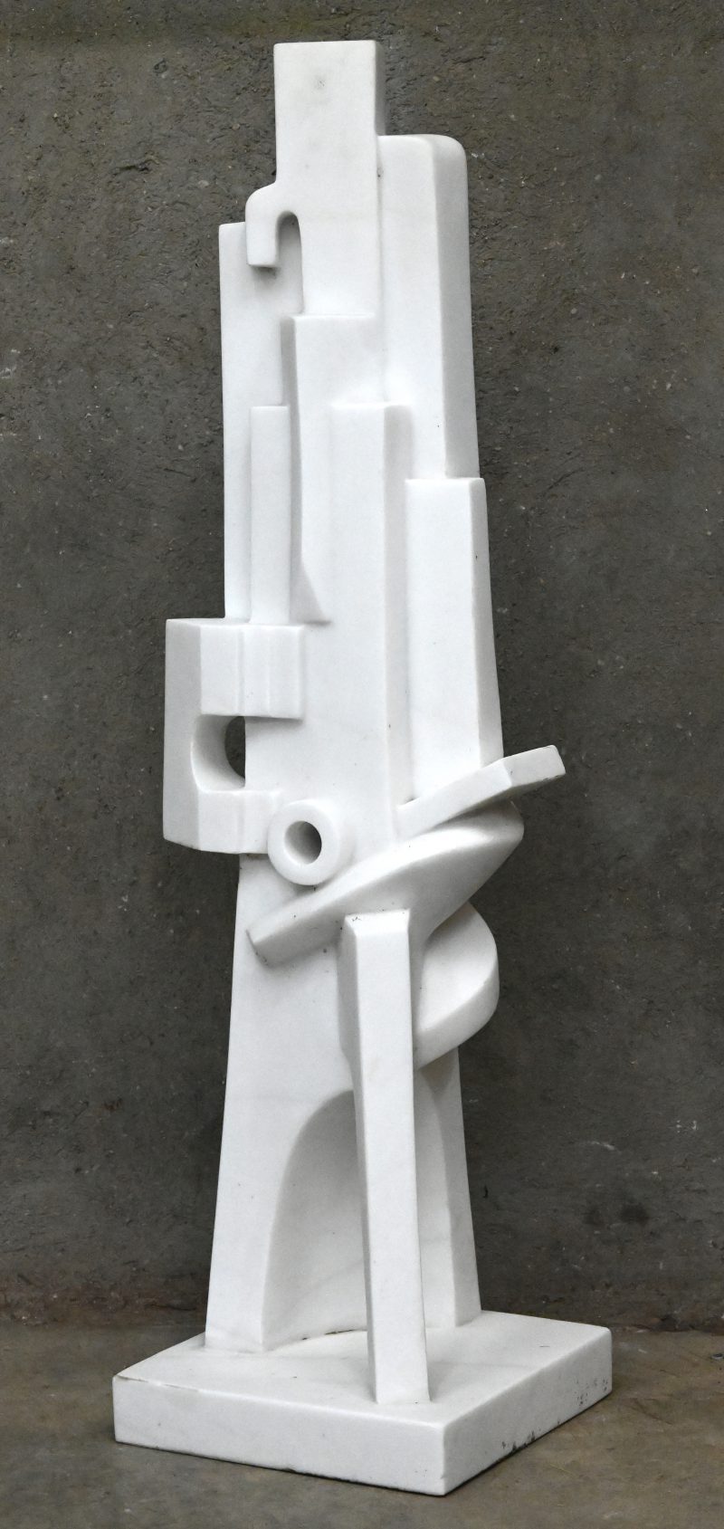 “Abstracte compositie”. Een modern beeld van wit marmer.