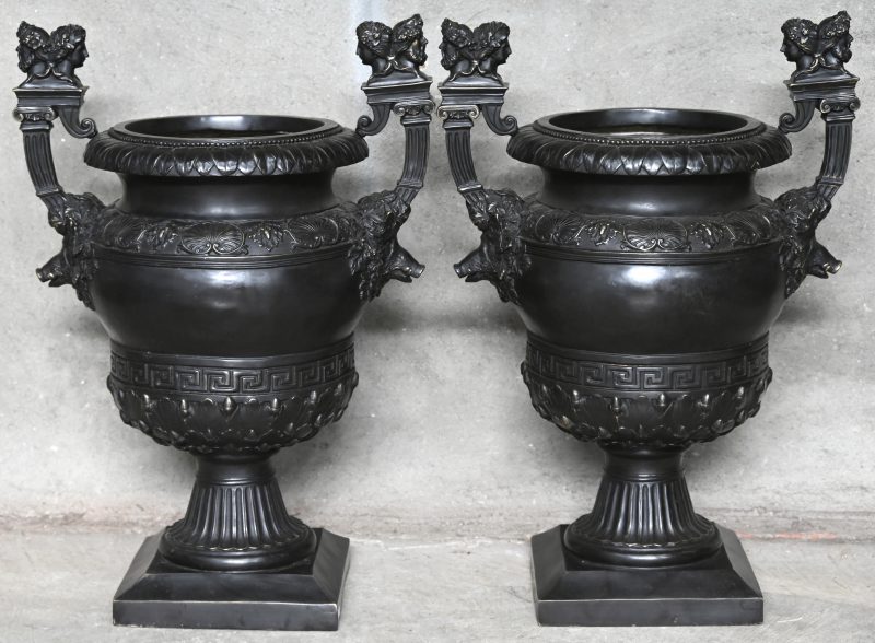 Een paar rijkelijk versierde bronzen vazen.