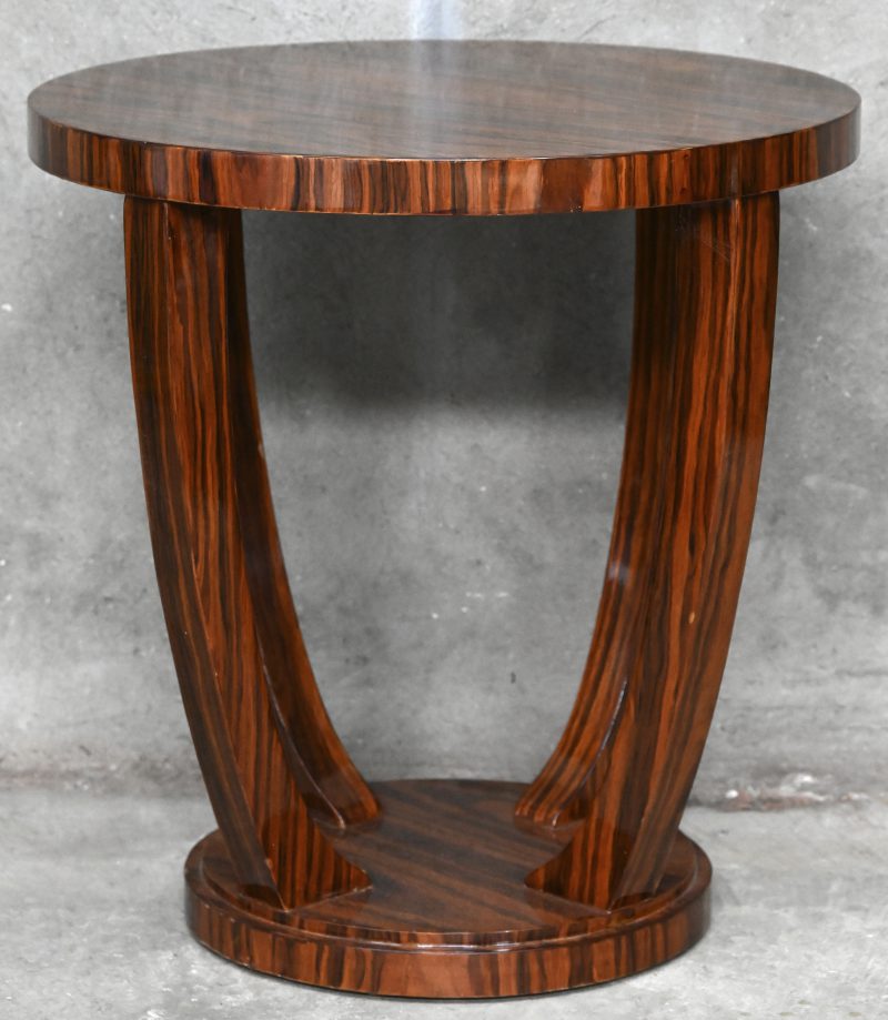 Een ronde houten tafel in art deco stijl.