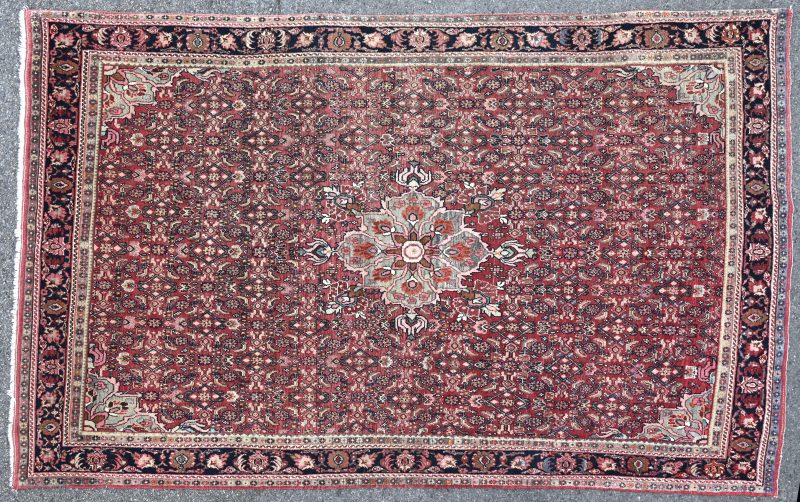 Een handgeknoopt Perzisch wollen tapijtje.