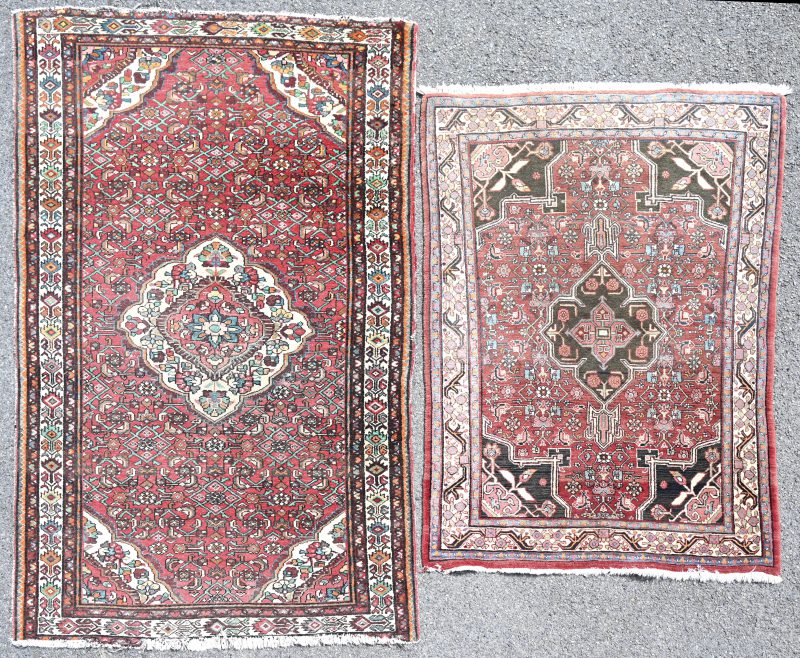 Twee handgeknoopte Perzische wollen tapijtjes.