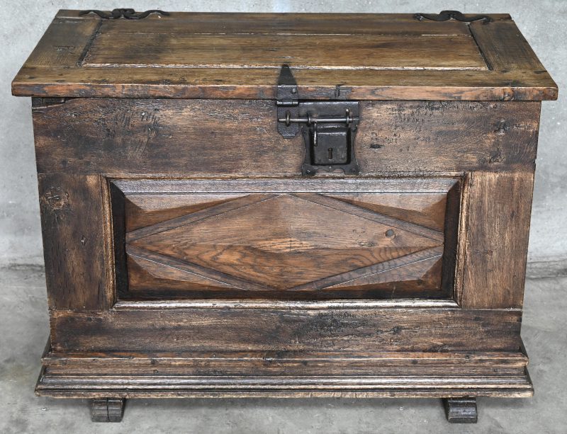 Een eikenhouten koffer met smeedijzeren hengsels, slot en handvatten. Omstreeks 1800.
