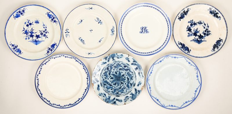 Een lot van zeven borden van aardewerk en zachte pasta, waarvan een Delfts blauwwit, vier diverse borden van Doornik en één van Luxemburg.