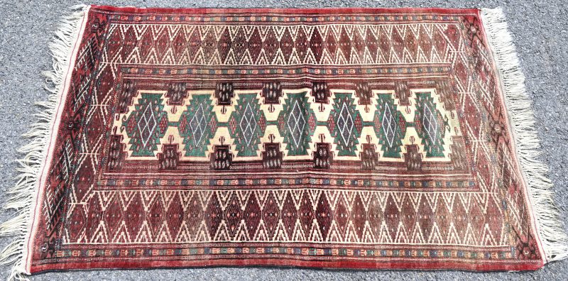 Een handgewoven wollen tapijt.