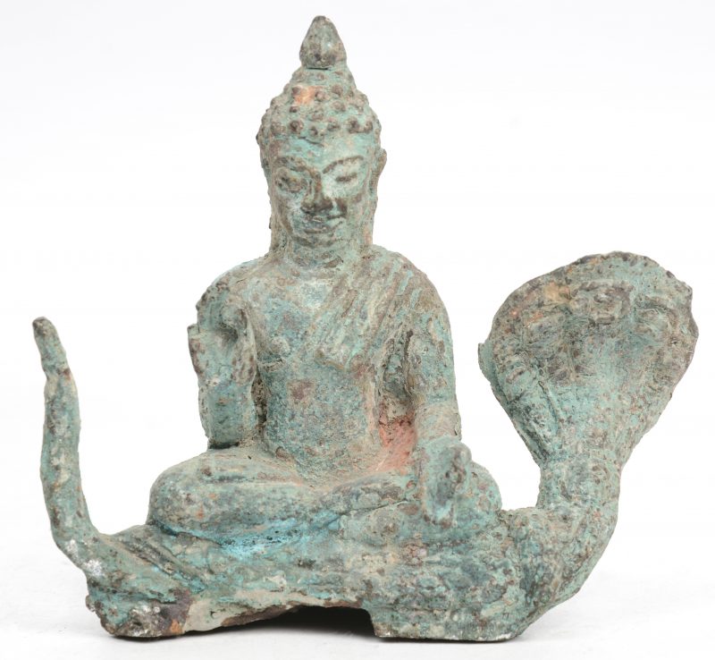 Een kleine bronzen Boeddha met naga. Cambodja.