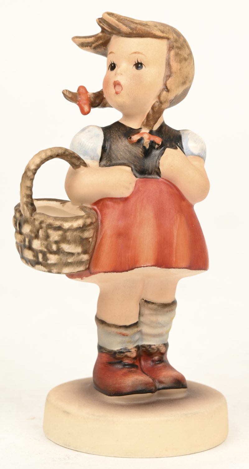 “Gretel”. Een beeldje van meerkleurig biscuit uit de reeks van M.I. Hummel. No. 96. Onderaan gemerkt.