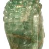 Een beeld van jade in de vorm van het hoofd van Boeddha.