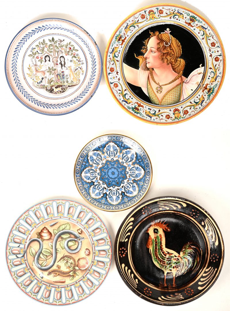 Een lot schotels van meerkleurig porselein en aardewerk waarvan één onderaan gemerkt; Villeroy & Boch.
