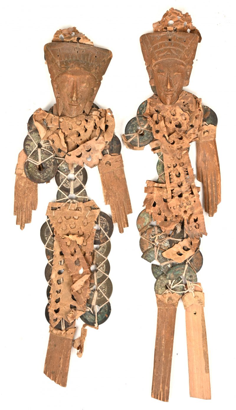 Een paar antieke offergiften in de vorm van personen, gemaakt van hout, Chinese munten, e.a.