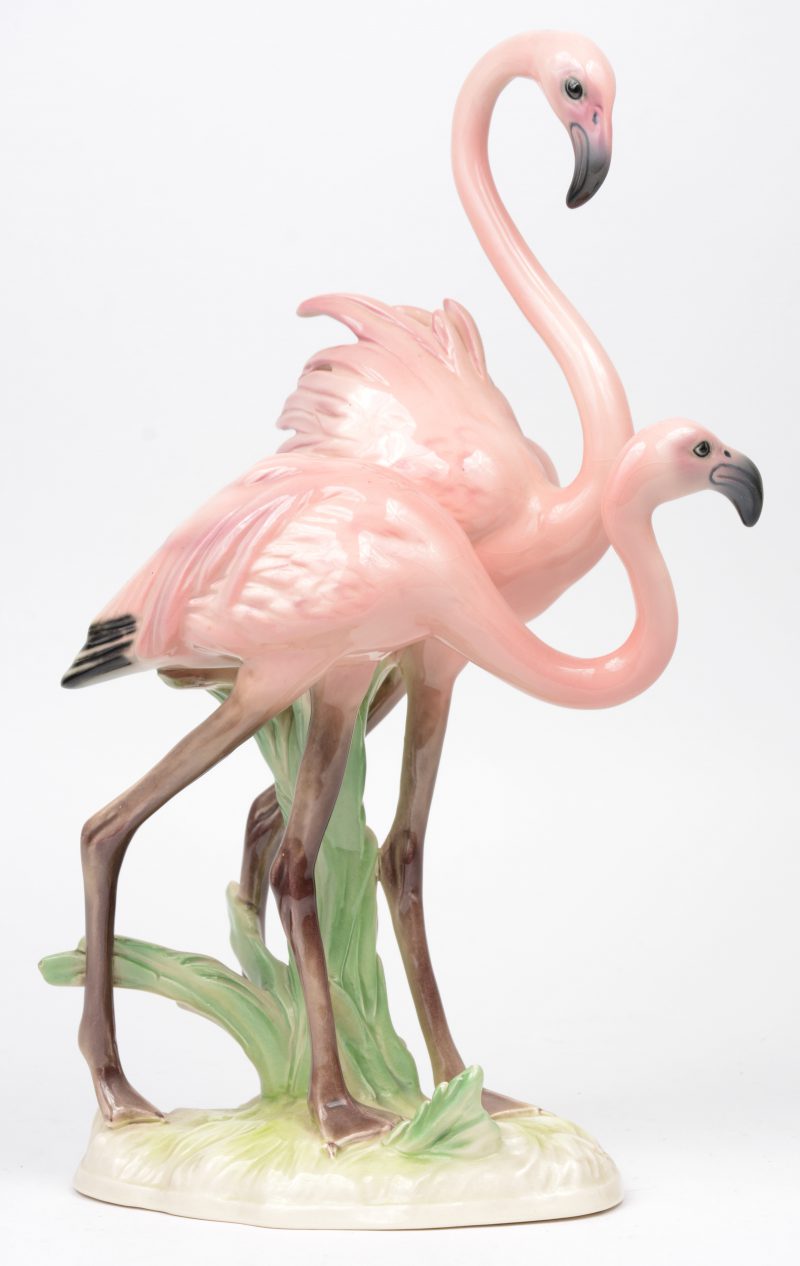 “Paar flamingo’s”. Een meerkleurig porseleinen groep. West-Duitsland. Onderaan gemerkt.