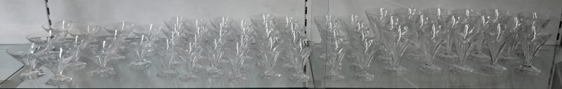 Een geslepen kleurloos kristallen glasservies, bestaande uit wittewijnglazen, rodewijnglazen, waterglazen en champagnecoupes. Compleet voor twaalf personen. Model Val Saint Lambert.