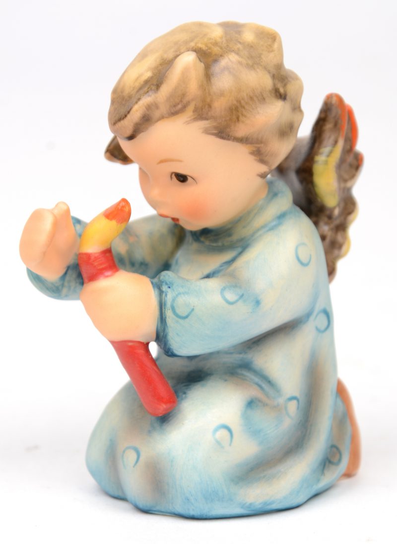 “Knielend engeltje met kaars”. Een beeldje van meerkleurig biscuit uit de reeks van M.I. Hummel. Onderaan gemerkt. No. 358. Gaaf.