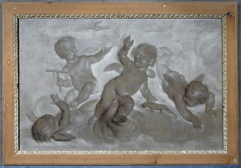 Een ingelijste XIXe eeuwse supraporta met een voorstelling van engeltjes in grisaille. Olieverf op doek.