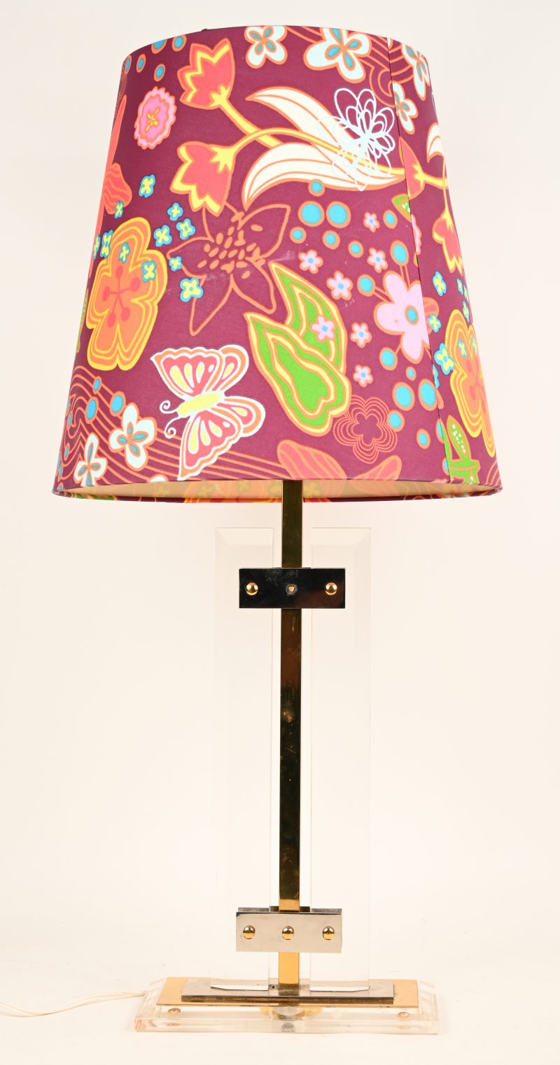 Een vintage lampvoet van messing en plexi met kleurrijke kap.