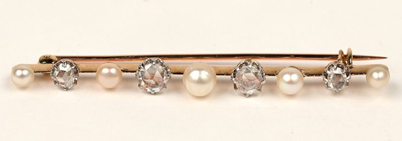 Een 18 K geelgouden broche bezet met parels en diamant oude slijp met een gezamenlijk gewicht van +- 0,50 ct.