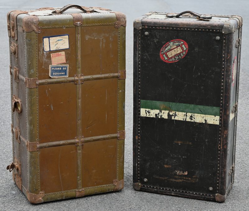 Twee antieke hutkoffers, waarbij één met intact binnenwerk. Stickers van de Cunard Line & Canadian Pacific.  Slijtage.