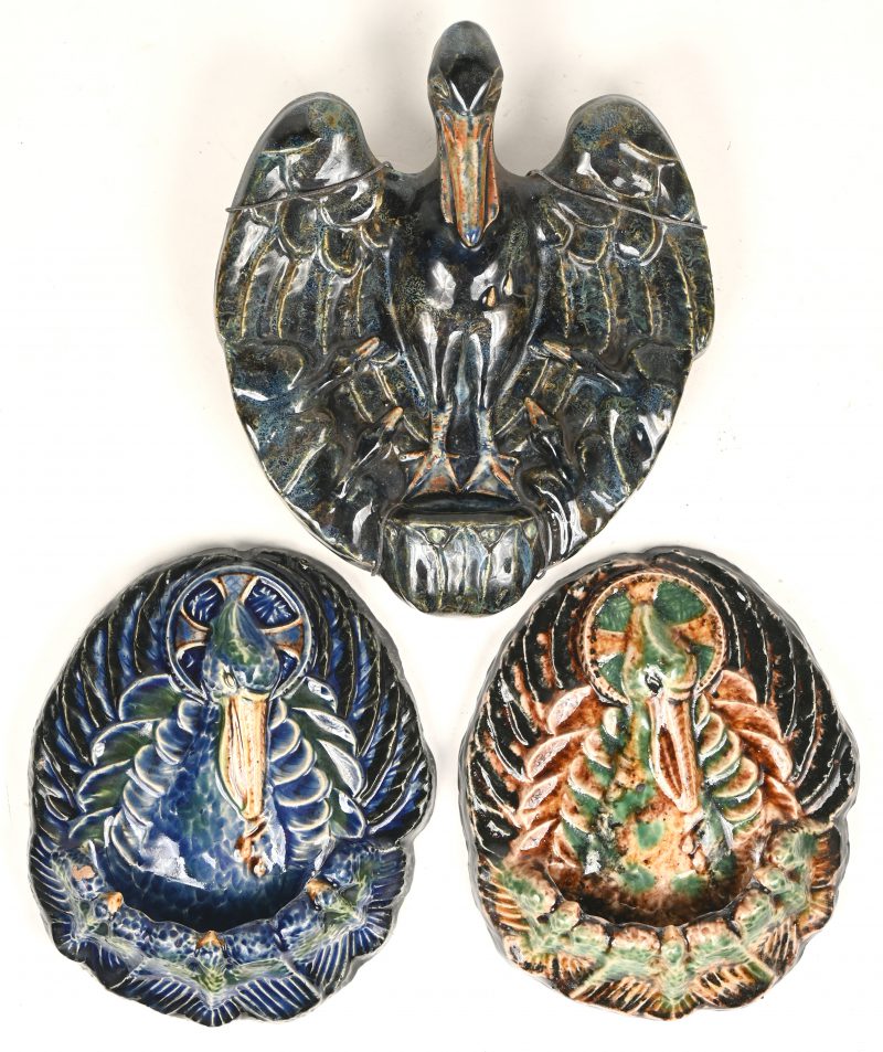 Drie Vlaams aardewerken wandbakjes, versierd met vogels.