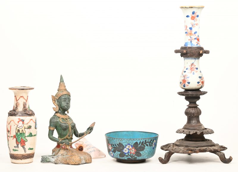 Een lot Aziatica, bestaande uit een Thaise Boeddha, een cloisonné kommetje, een Nakin balustervaasje en een antiek Imari siervaasje op houten voet. (hout beschadigd)