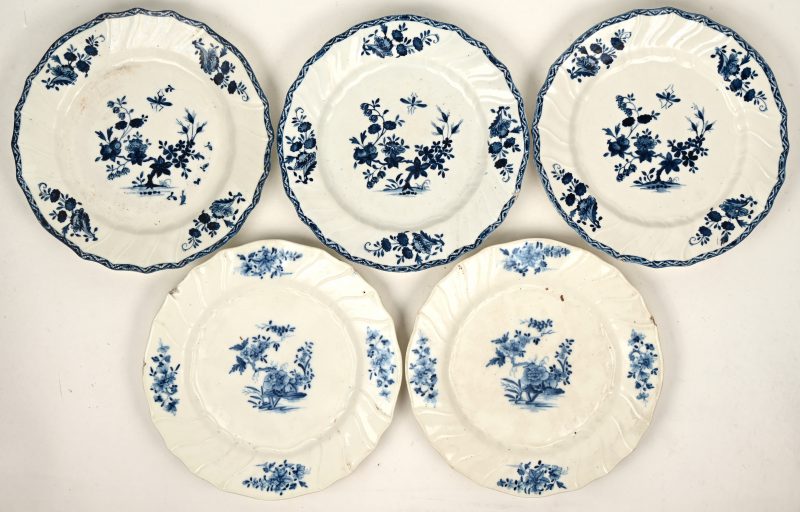 Vijf borden met geaccoleerde en geribde vleugel met blauw op witte decors. Doornik, XIXe eeuw. Randschilfers.