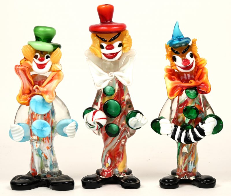 Drie clowns van veelkleurig Murano glas.