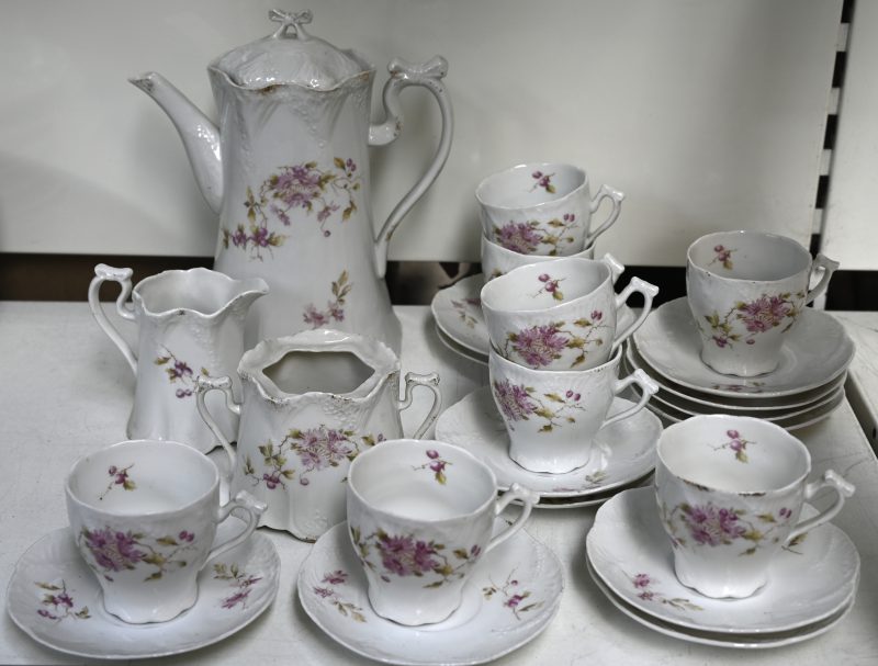 Een porseleinen koffieservies met een bloemenmotief bestaande uit; twaalf schoteltjes en acht koffiekoppen, een koffiepot, een suikerpot zonder deksel en een melkpotje.