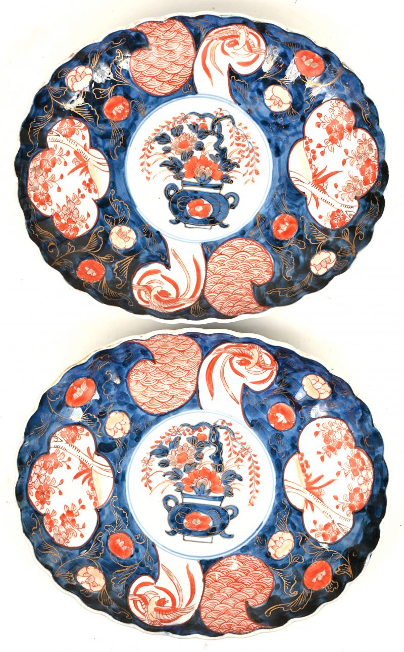 Twee ovale schotels van Imari-porselein met gelobde vleugel.