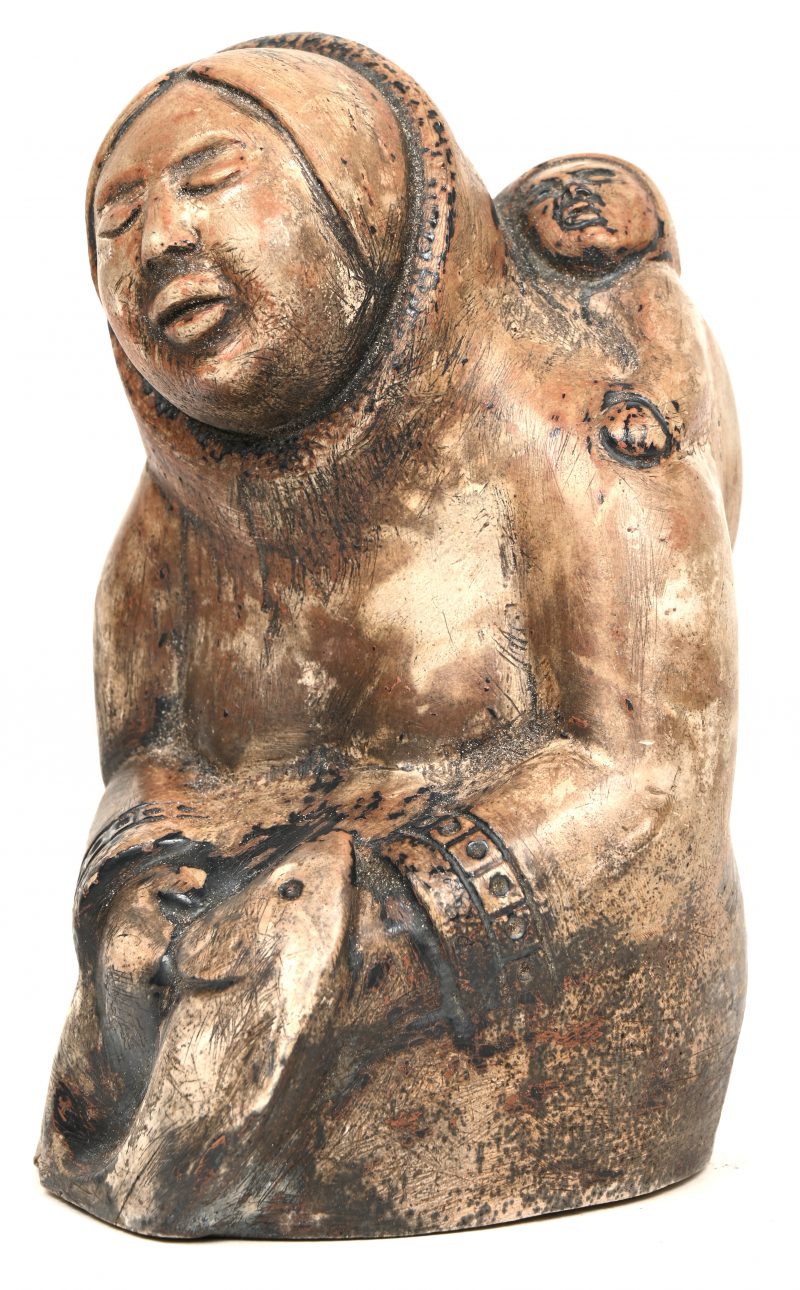“Moeder en kind”. Een zeldzaam beeldje van steengoed. Toegeschreven aan J. Inukpuk, Port Harisson (?) Draagt handttekening onderaan.