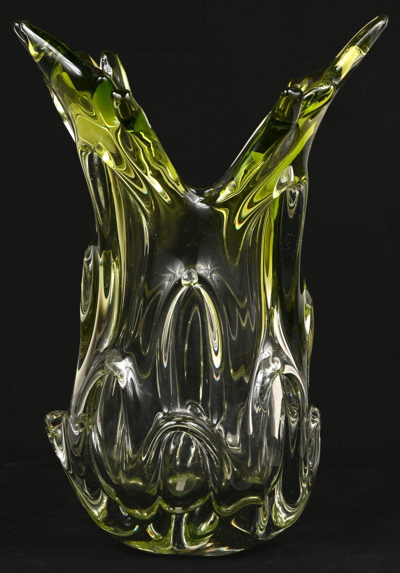 Een vaas van groen en kleurloos boheems glas.