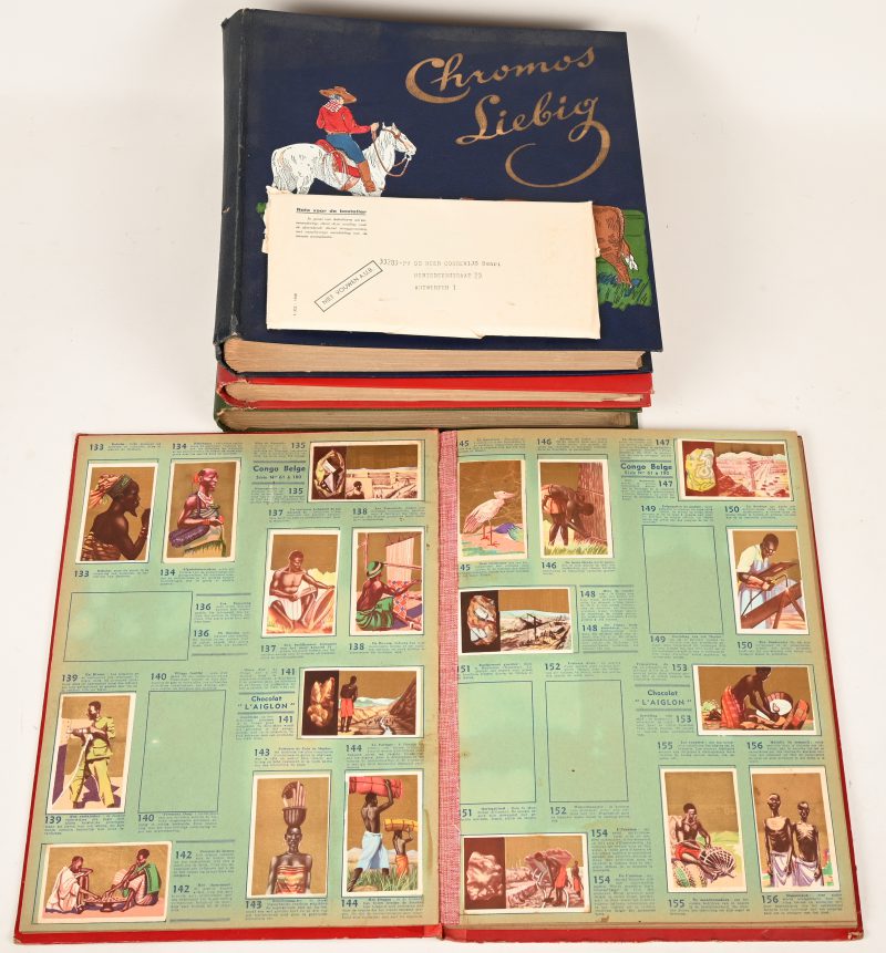 Een lot bestaande uit drie chromo - Liebig albums, een stickerboek van Chocolat Aigon en kleine verzameling postzegels van bijzondere uitgaves.