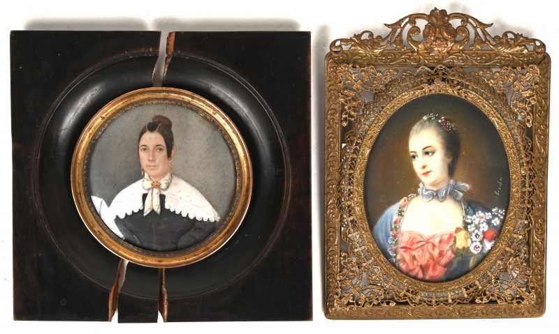 Twee miniatuur portretjes. Een van de kadertjes in twee gebroken.