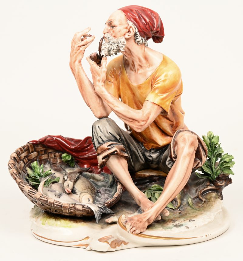 “Pijprokende visser”. Een porseleinen beeldje van Capodimonte. Onderaan gemerkt.