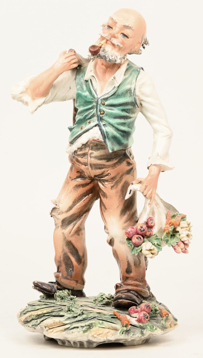 “pijproker met bloemen”. Een porseleinen beeldje van Capodimonte. Onderaan gemerkt.