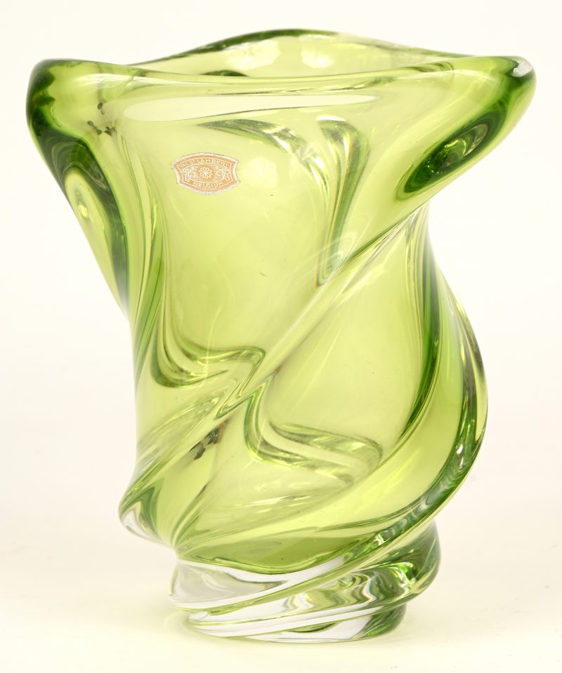 Een vaas van groen gedraaid glas.