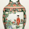 Een vaas van meerkleurig chinees porselein met diverse personages in het decor. Onderaan gemerkt.