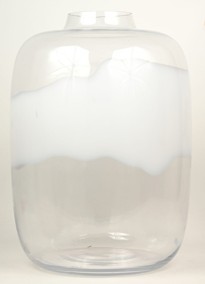 Een grote moderne vaas van wit en kleurloos glas.