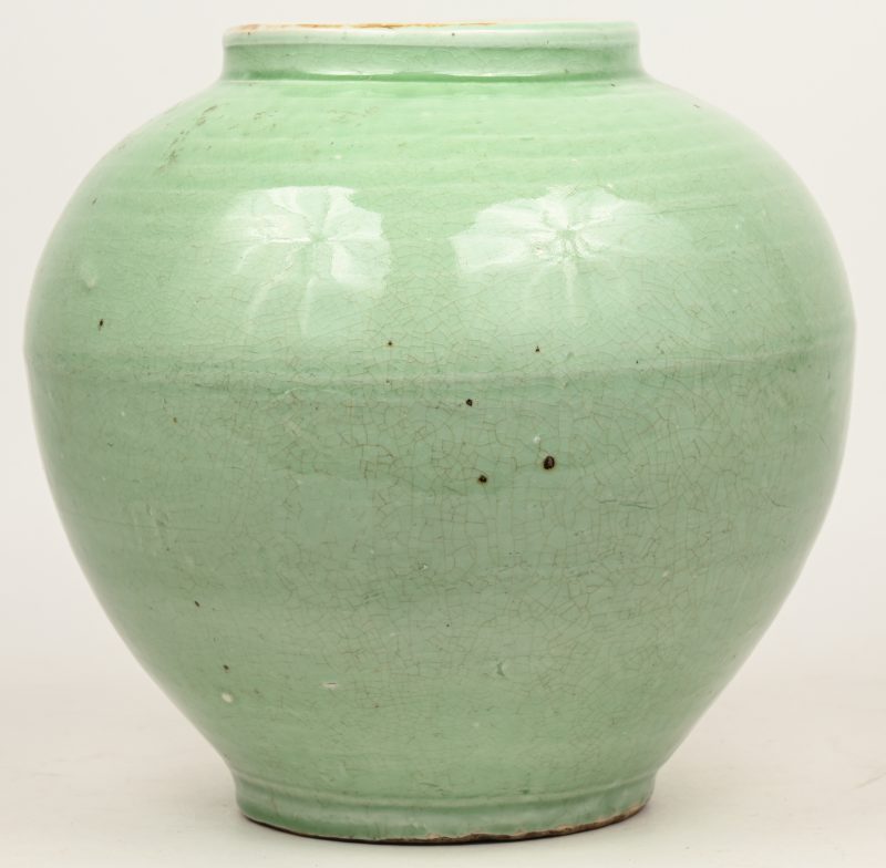 Een celadon kleurige vaas van chinees porselein.