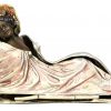 “Baadster met ontblootte borst”. Een bronzen erotische voorstelling met wegklappend gewaad in de stijl van het weens brons.