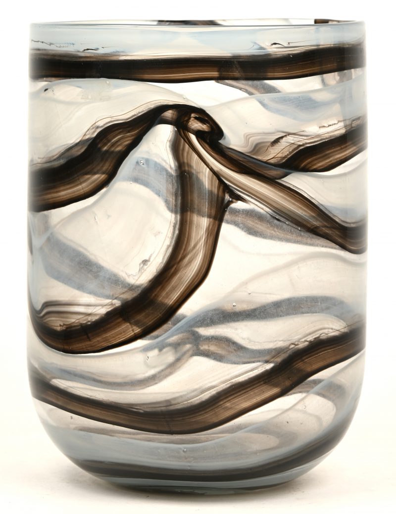 Een moderne vaas van zwart, wit en kleurloos glaspasta.