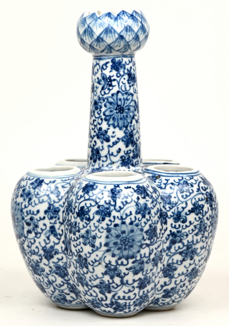 Een tulpenvaas van chinees blauw en wit porselein. Onderaan gemerkt.