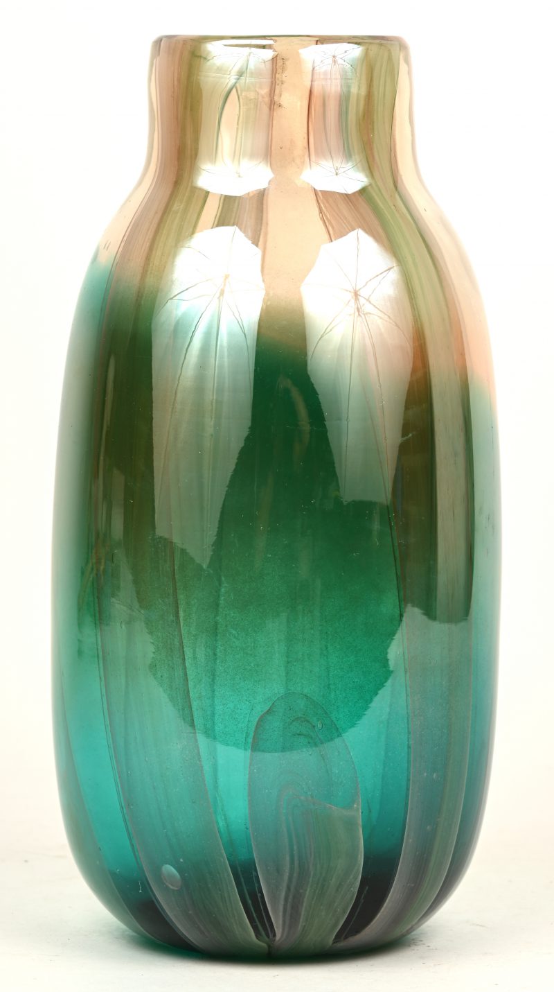 Een moderne vaas van meerkleurig glaspasta.