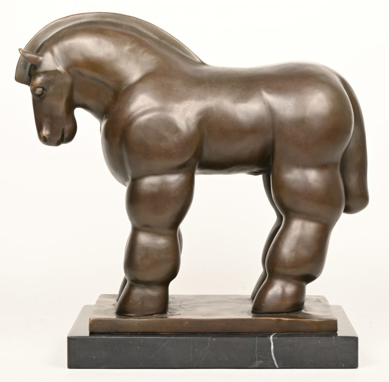 “Paard”. Een bronzen beeld op zwart marmeren sokkel naar een werk van Fernando Botero.