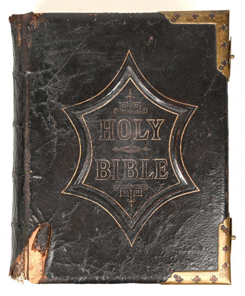 “The Illustrated National Family Bible with commentaries of Scott and Henry” Ed. by the Rev. John Eadie. In lederen band met messingen sloten. Omstreeks 1870.