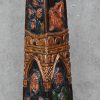 Een gebeeldhouwde en gepolychromeerde houten staande lamp met voorstellingen in vroegchristelijke stijl.