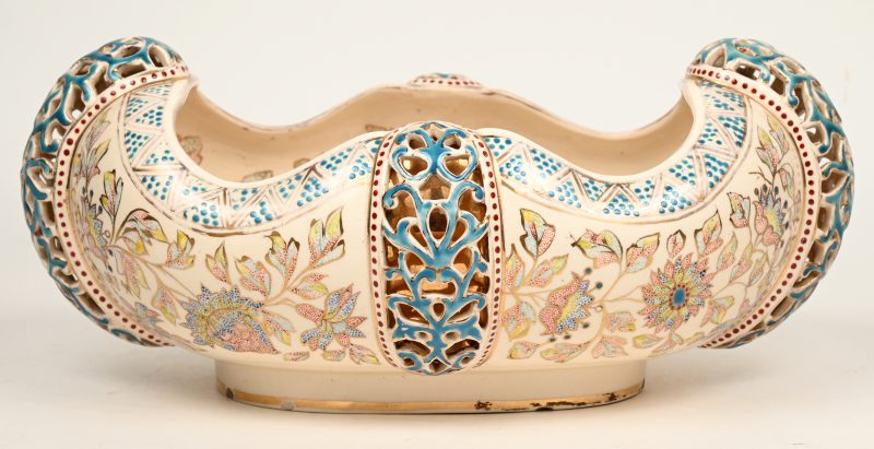 Een aardewerken sierjardinière met meerkleurige en vergulde decors. Onderaan gemerkt.