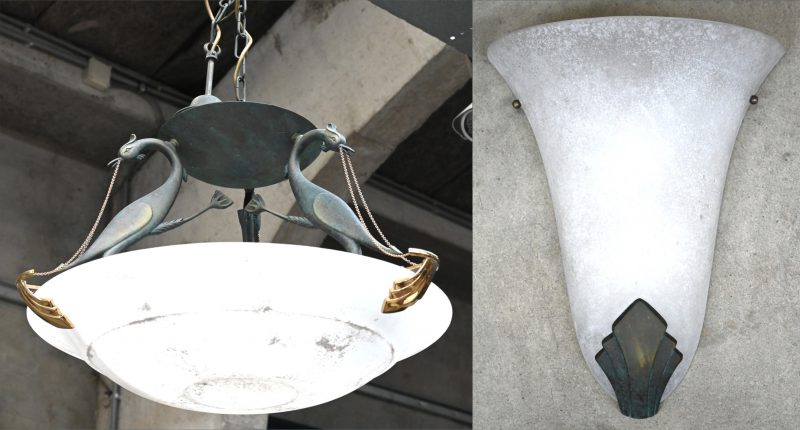 Een luchter versierd met reigers in brons, in de geest van art deco. We voegen er nog een wandlamp in art deco stijl aan toe.