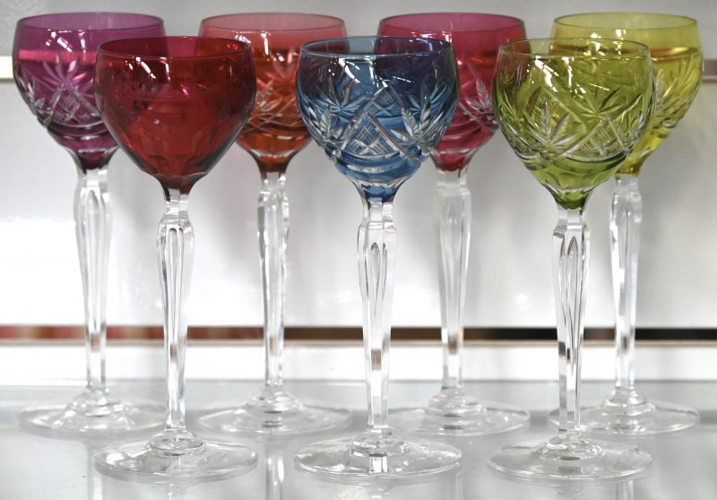 Zes wijnglazen van geslepen kristal met kelken in verschillende kleuren. Mogelijk Val Saint-Lambert. We voegen er een afwijlkend model aan toe.