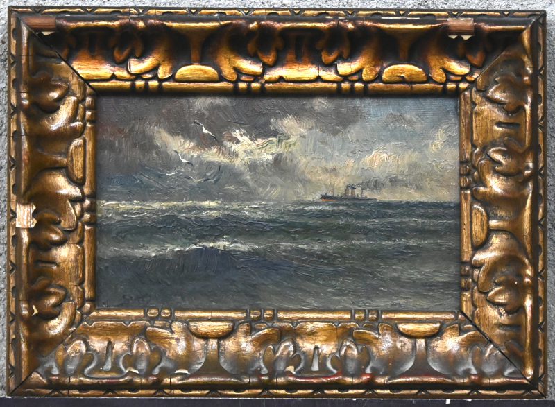 “Zeezicht met oceaanstomer in de verte”. Olieverf op paneel. Gesigneerd en op de verso gedateerd 1903.
