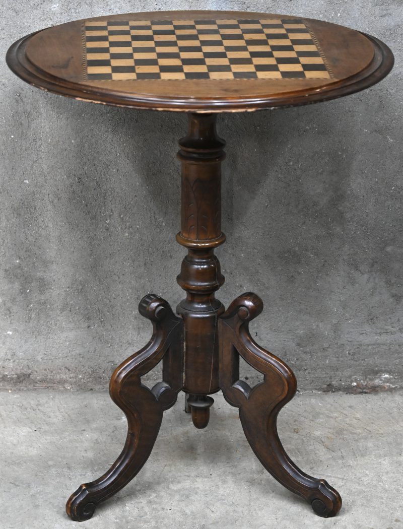 Een mahoniehouten schaaktafeltje met ingelegd bord. Enige randschade.
